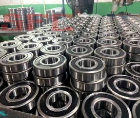 6309 deep groove ball bearing cleaning in progress